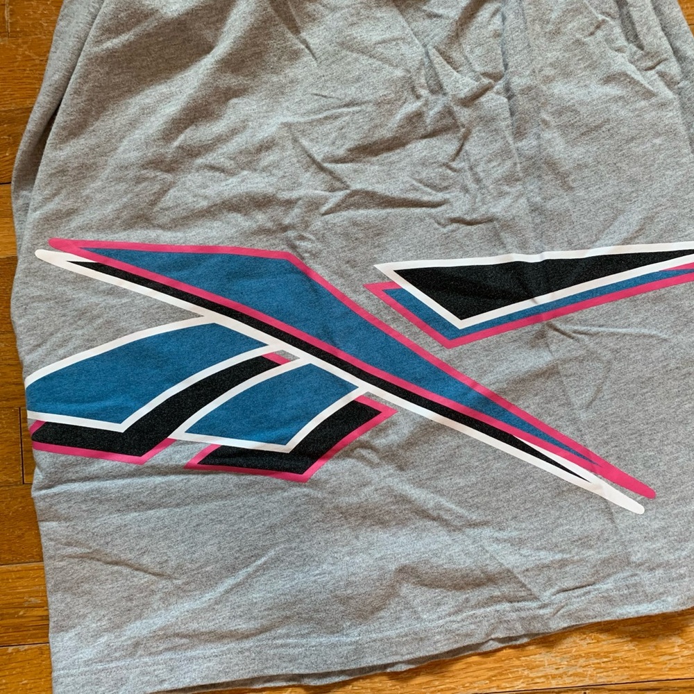 Grey Vintage Reebok 90s/ 2000s classic t-shirt with bold graphic - Picture 4 of 4